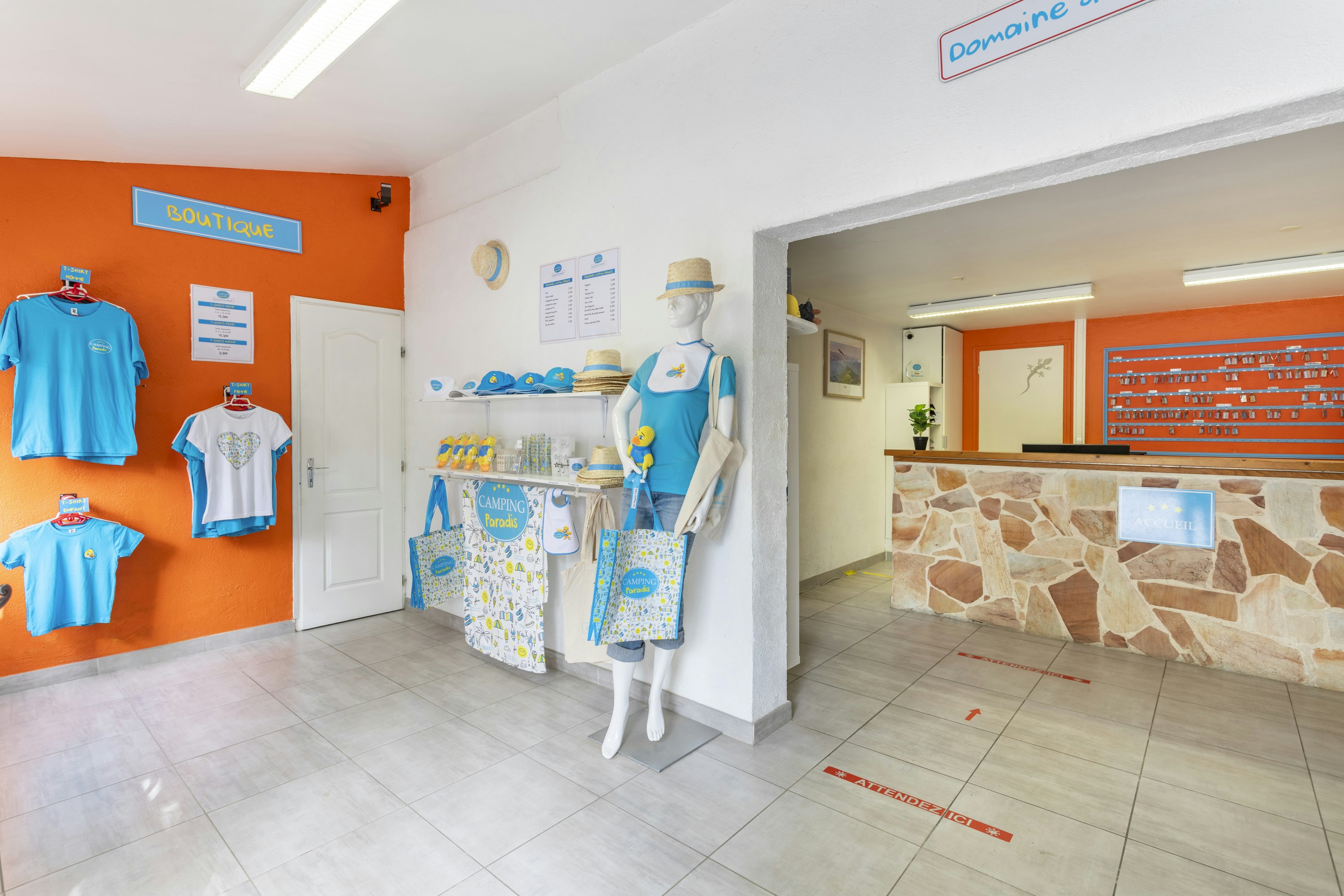 Camping Paradis Domaine de Gaujac Rezeption und Merchandise