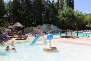 Camping Domaine de Gil - Pool vom Campingplatz mit Liegestühlen in der Sonne