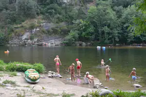 Camping Domaine de Gil - spielende und badende Kinder im Fluss vom Campingplatz