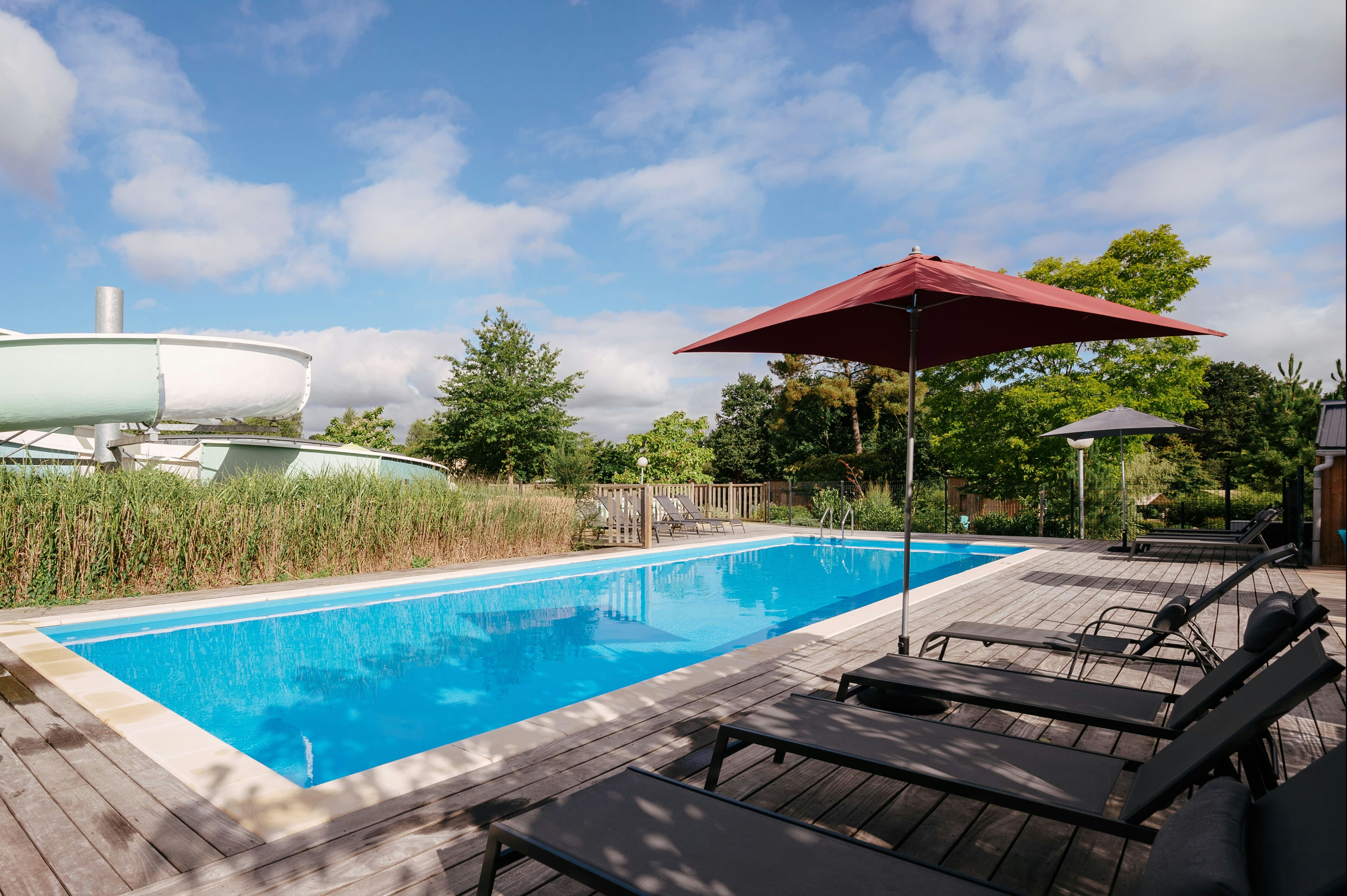 Camping Domaine de Kervallon  - Pool im Freien mit Liegestühlen und Sonnenschirmen