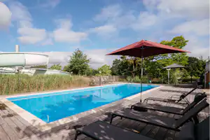 Camping Domaine de Kervallon - Pool im Freien mit Liegestühlen und Sonnenschirmen