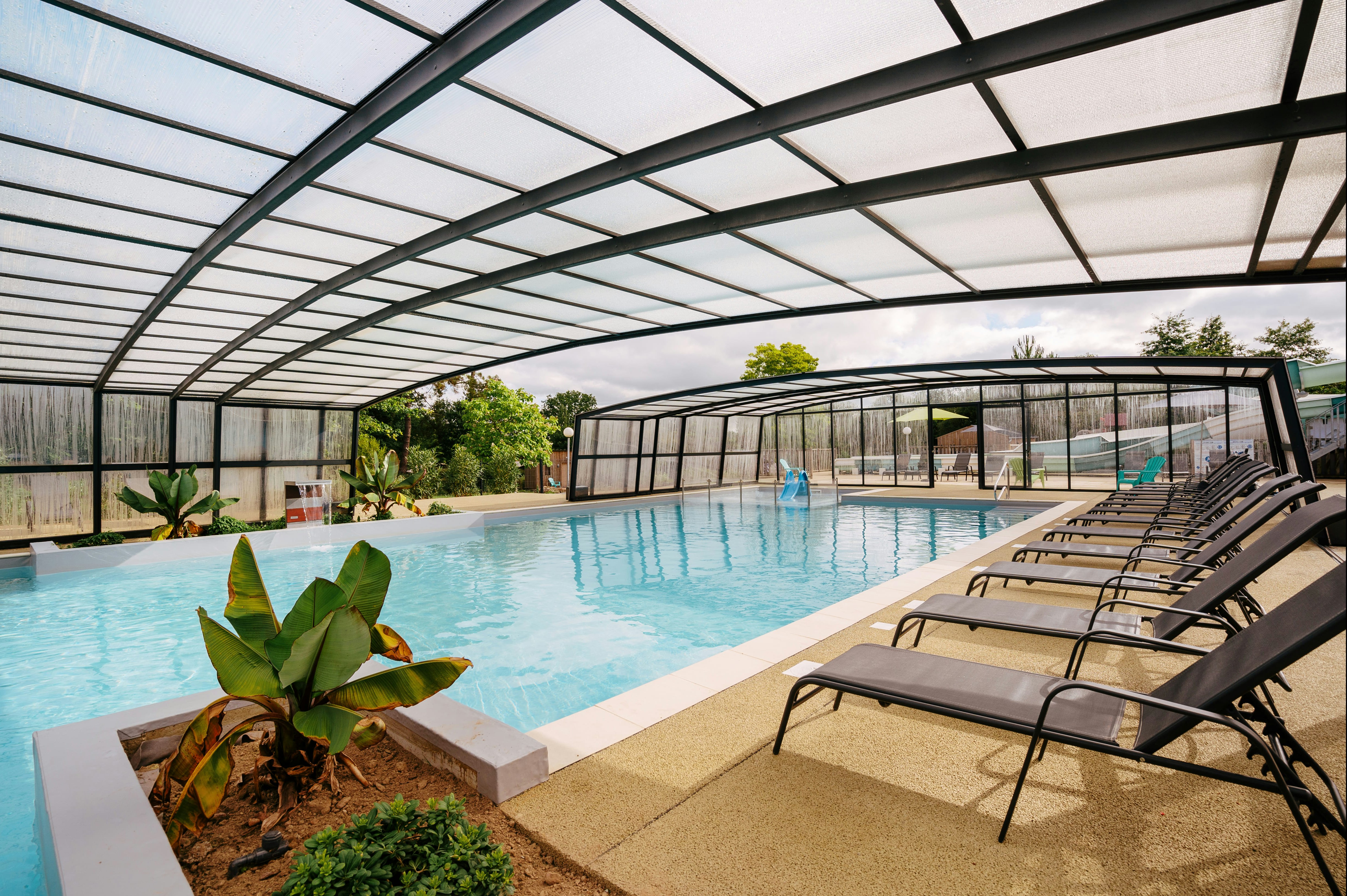 Camping Domaine de Kervallon - Überdachter und beheizter Pool auf dem Campingplatz