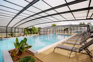 Camping Domaine de Kervallon - Überdachter und beheizter Pool auf dem Campingplatz