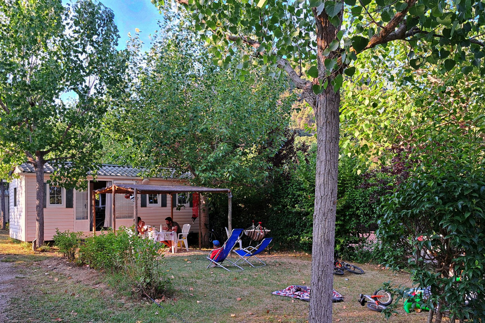 Camping Domaine de l'Écluse  Camping Domaine de l' Écluse - Außenansicht Mobilheim mit überdachtem Gartenbereich