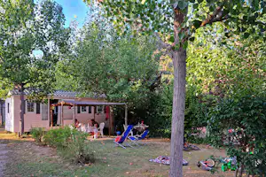 Camping Domaine de l'Écluse Camping Domaine de l' Écluse - Außenansicht Mobilheim mit überdachtem Gartenbereich