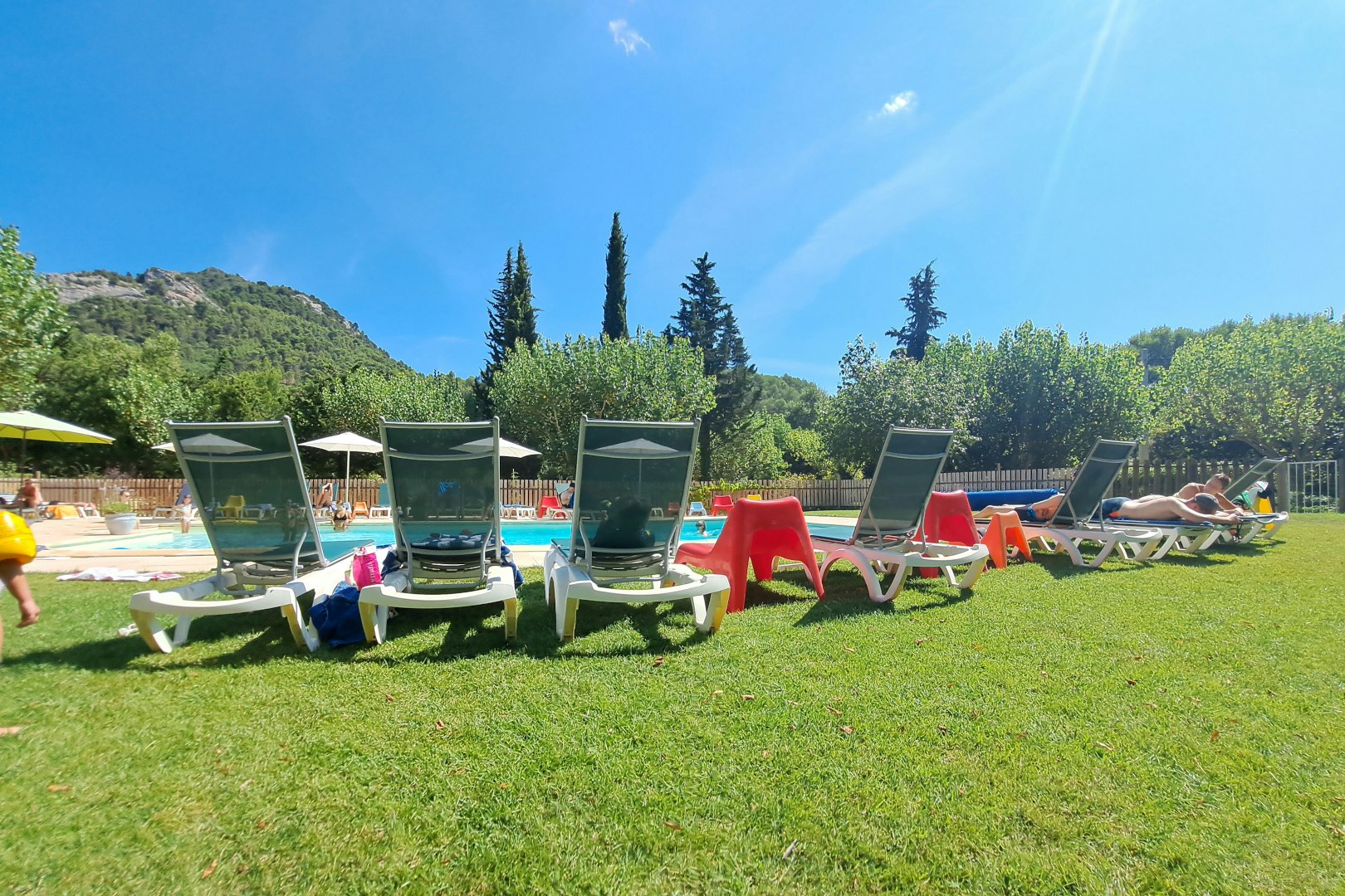 Camping Domaine de l'Écluse  Camping Domaine de l' Écluse - Pool mit Liegen und Wiese