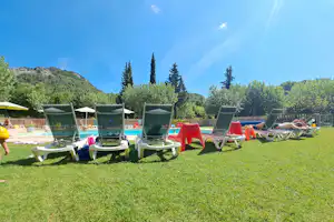 Camping Domaine de l'Écluse Camping Domaine de l' Écluse - Pool mit Liegen und Wiese