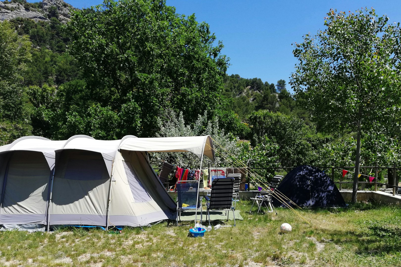 Camping Domaine de l'Écluse  Camping Domaine de l' Écluse - Zeltplatz mit zwei Zelten