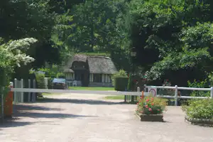 Camping Domaine de la Catinière - Einfahrt vom Campingplatz