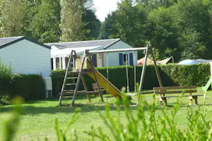 Camping Domaine de la Catinière - Spielplatz vom Campingplatz auf grüner Wiese