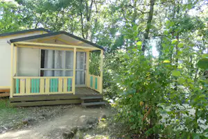 Camping Domaine de la Colombière - Mobilheime mit Veranda auf dem Campingplatz