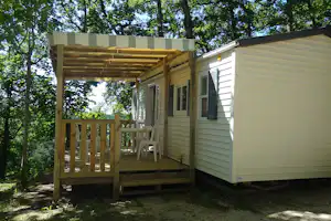 Camping Domaine de la Colombière - Mobilheime mit Veranda im Grunen auf dem Campingplatz