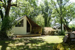 Camping Domaine de la Faurie - Mobilheime unter Bäumen auf dem Campingplatz