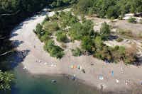 Camping Domaine de la Sablière  -  Luftaufnahme vom Campingplatz mit Strand am Fluss in den Bergen