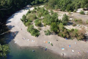 Camping Domaine de la Sablière - Luftaufnahme vom Campingplatz mit Strand am Fluss in den Bergen