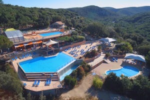 Camping Domaine de la Sablière - Luftaufnahme vom Pool auf dem Campingplatz zwischen Bergen