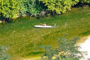 Camping Domaine de la Sablière - Kayak fahrender Camper auf dem Fluss am Campingplatz