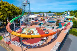 Camping Domaine de Léveno - Wasserpark mit Rutschen, Liegestühlen und Sonnenschirmen