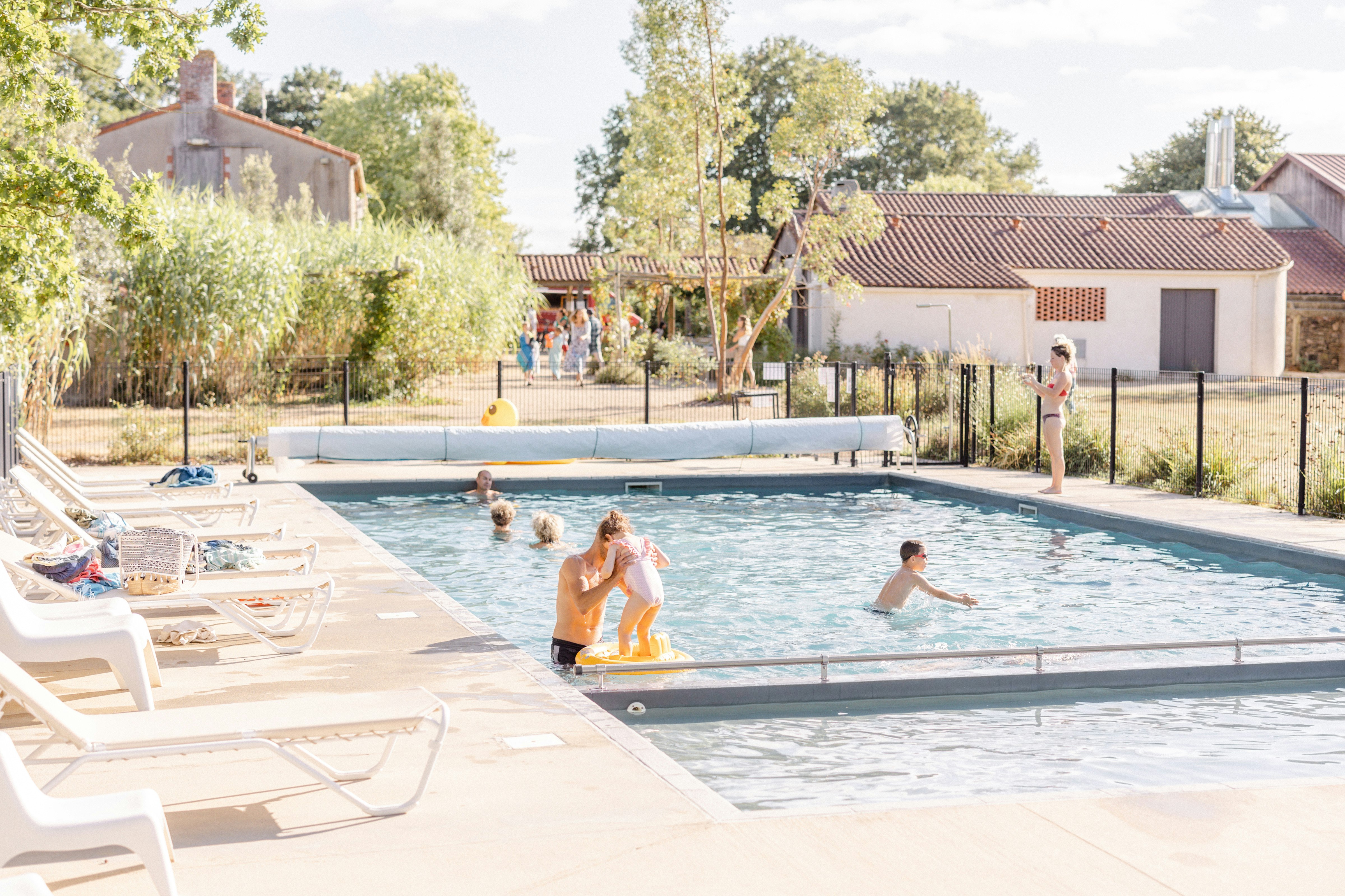Camping Domaine de l'Oiselière  - Pool im Freien mit Liegestühlen