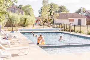 Camping Domaine de l'Oiselière - Pool im Freien mit Liegestühlen