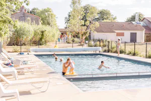 Camping Domaine de l'Oiselière - Pool im Freien mit Liegestühlen