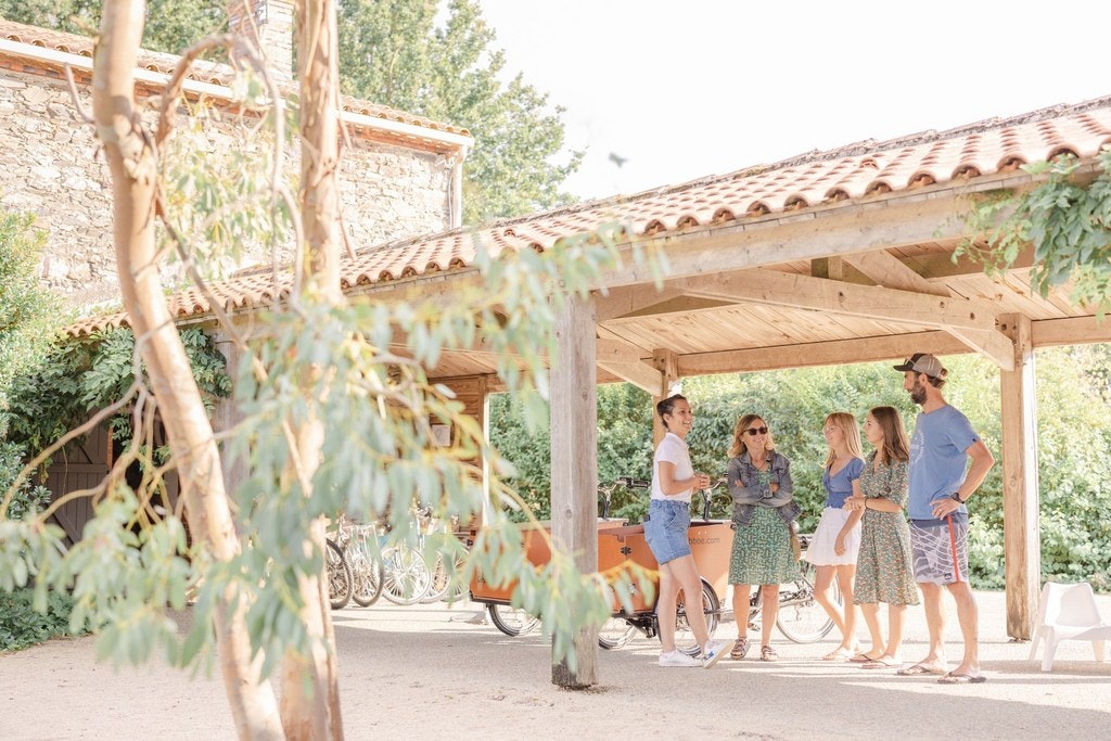 Camping Domaine de l'Oiselière - Überdachte Fahrradstellplätze auf dem Campingplatz