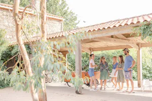 Camping Domaine de l'Oiselière - Überdachte Fahrradstellplätze auf dem Campingplatz