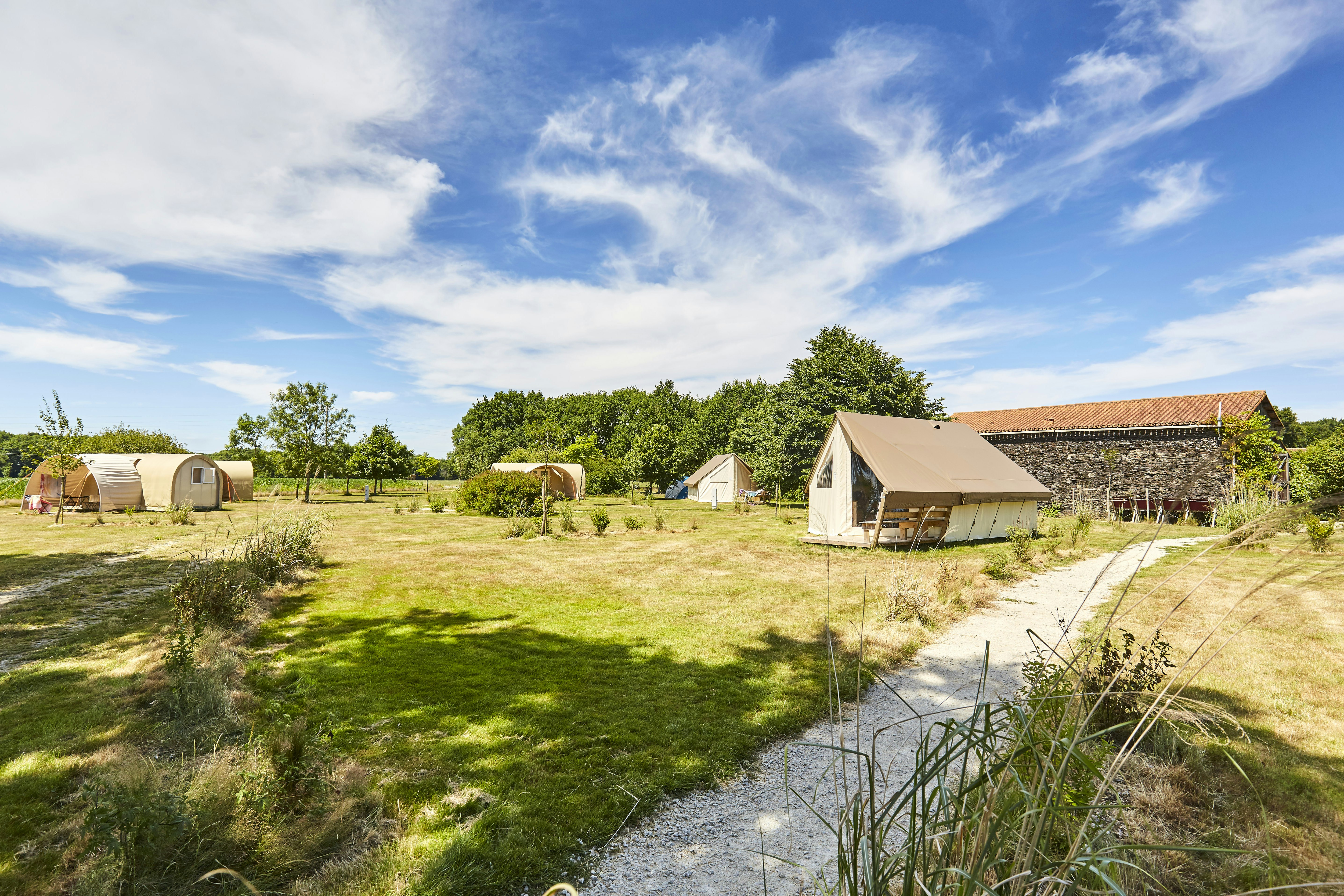 Camping Domaine de l'Oiselière - Stellplätze im Grünen auf dem Campingplatz