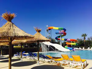 Camping Domaine des Champs Blancs - Pool im Freien mit Liegestühlen und Sonnenschirmen