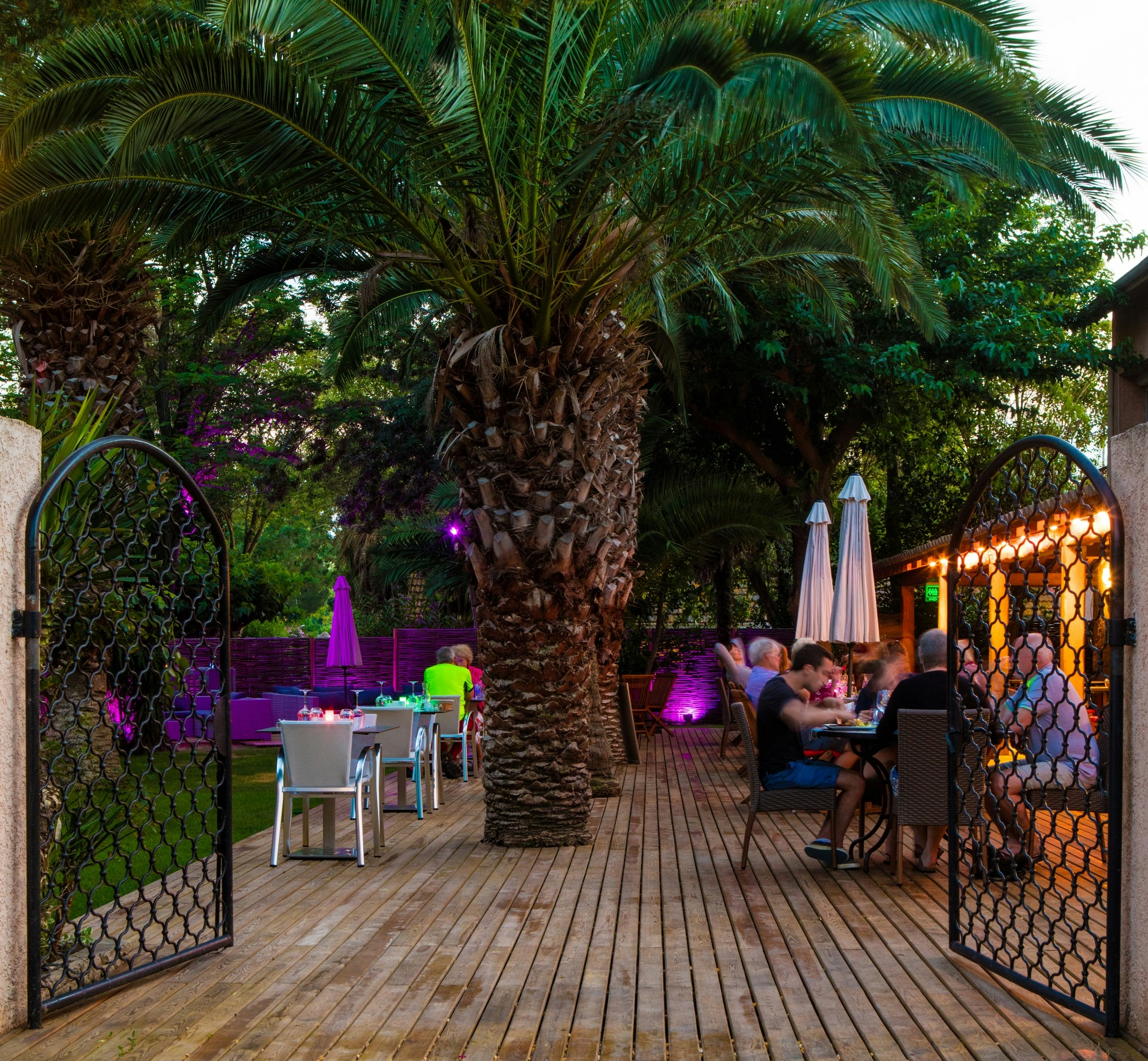 Camping Domaine des Champs Blancs  - Restaurant mit Terrasse auf dem Campingplatz