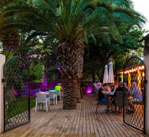 Camping Domaine des Champs Blancs - Restaurant mit Terrasse auf dem Campingplatz