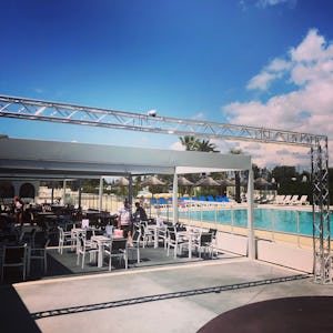 Camping Domaine des Champs Blancs - Restaurant mit Terrasse auf dem Campingplatz