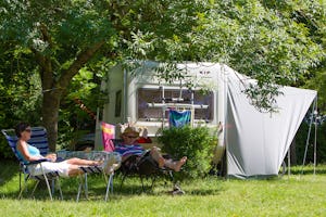 Camping Domaine des Chênes Verts - Camper auf dem Stellplatz vom Campingplatz im Grünen