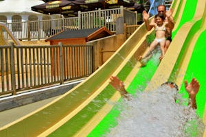 Camping Domaine des Chênes Verts - Camper auf der Wasserrutsche vom Campingplatz