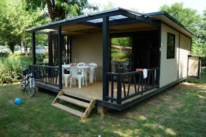 Camping Domaine des Chênes Verts - Mobilheim vom Campingplatz mit Veranda