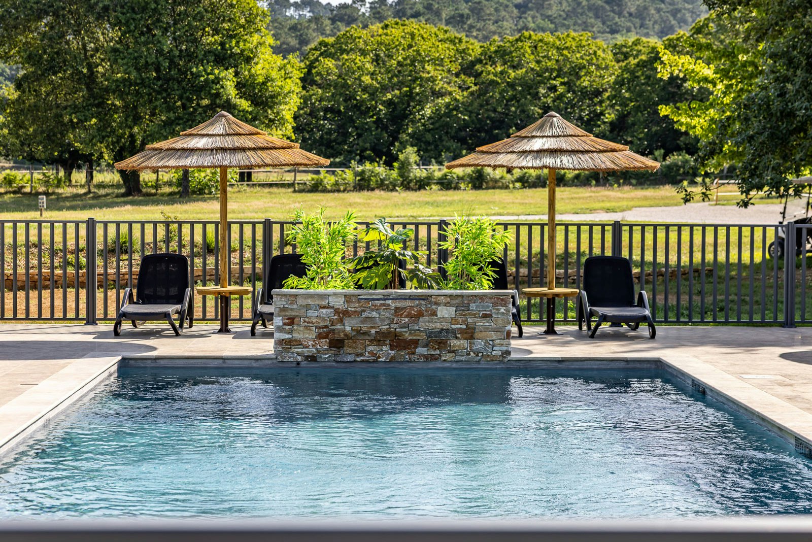 Camping Domaine des Chênes Verts  - Pool im Freien mit Liegestühlen und Sonnenschirmen