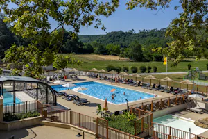 Camping Domaine des Chênes Verts - Pool im Freien mit Liegestühlen und Sonnenschirmen
