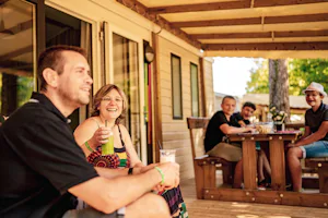 Camping Domaine des Chênes Verts - Camper genießen Getränke auf der Terrasse ihrer Mietunterkunft