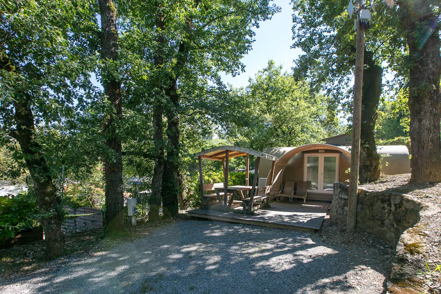 Camping Domaine des Chênes - Mobilheim unter Bäumen auf dem Campingplatz