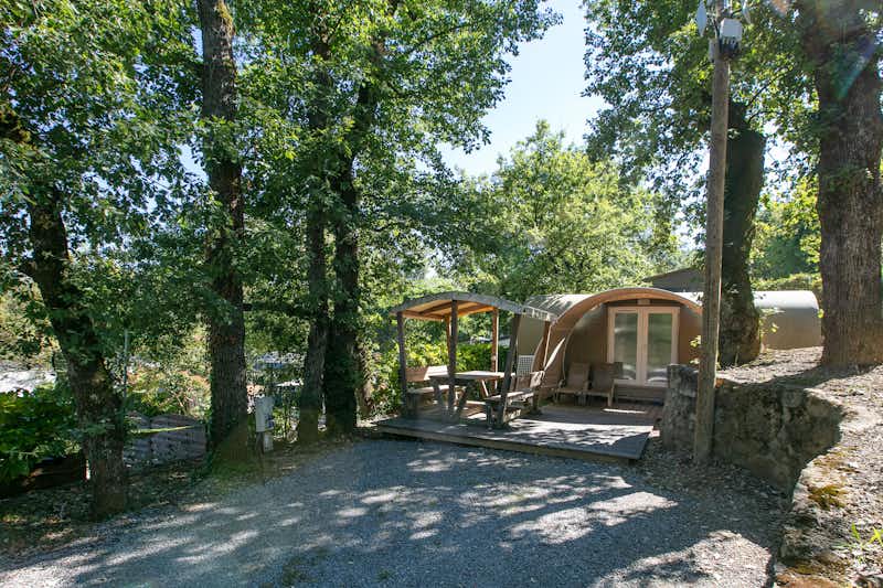 Camping Domaine des Chênes - Mobilheim unter Bäumen auf dem Campingplatz