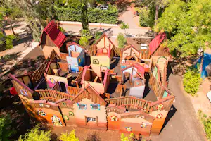 Camping Domaine des Fumades - Kleines Dorf auf dem Kinderspielplatz des Campingplatzes