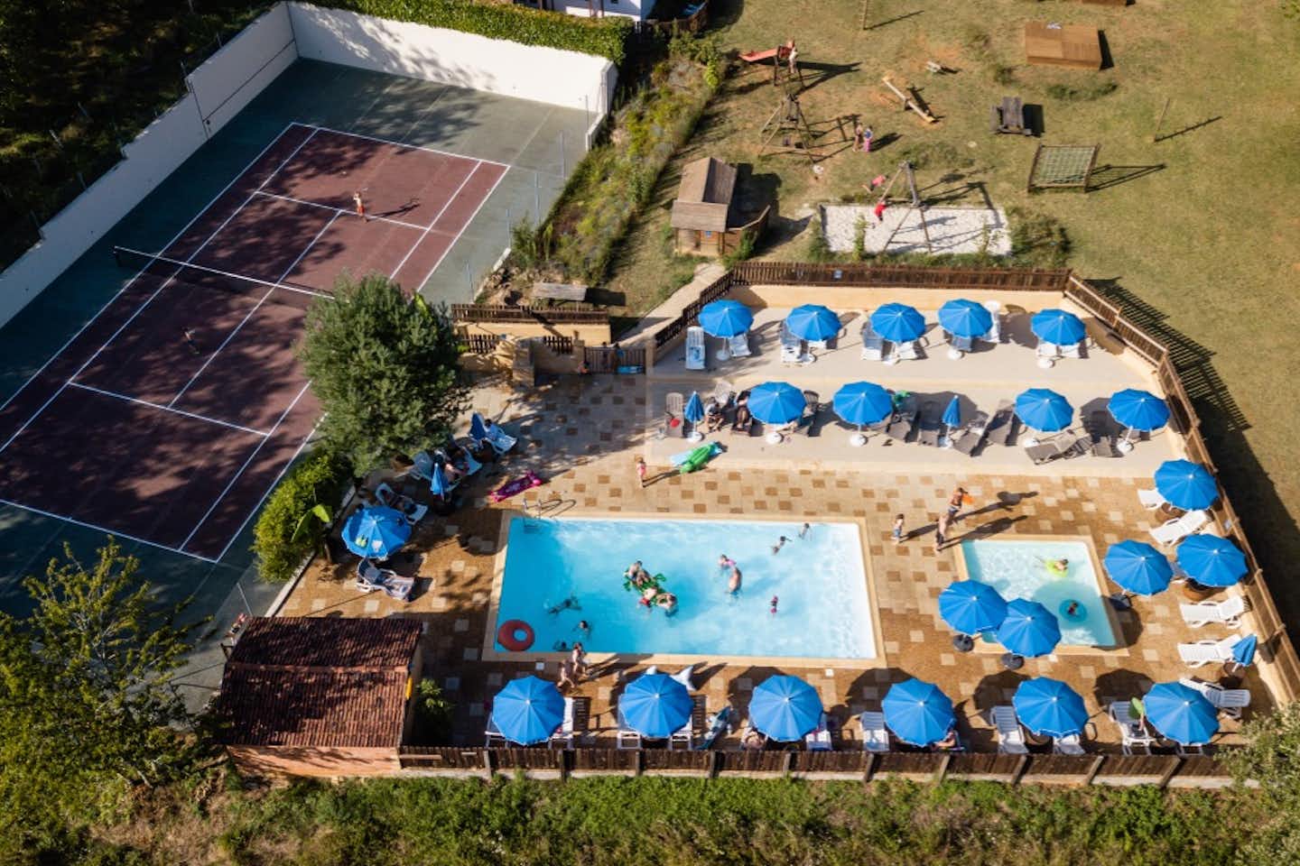 Camping Domaine des Mathevies - Blick auf den Pool und den Sportplatz aus der Vogelperspektive