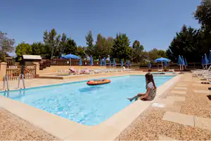 Camping Domaine des Mathevies - Pool mit Liegestühlen und Sonnenschirmen auf dem Campingplatz