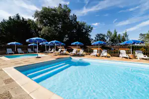 Camping Domaine des Mathevies - Pool mit Liegestühlen und Sonnenschirmen auf dem Campingplatz