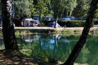 Camping Domaine des Messires  -  Wohnwagen- und Zeltstellplatz vom Campingplatz mit direktem Zugang zum See