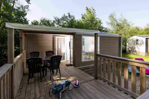 Camping Domaine des Messires - Mobilheim mit Terrasse auf dem Campingplatz