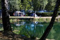 Camping Domaine des Messires - Blick auf die Standplätze am Ufer des Sees