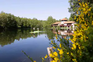 Camping Domaine des Messires - Stand-Up-Paddling auf dem See am Campingplatz