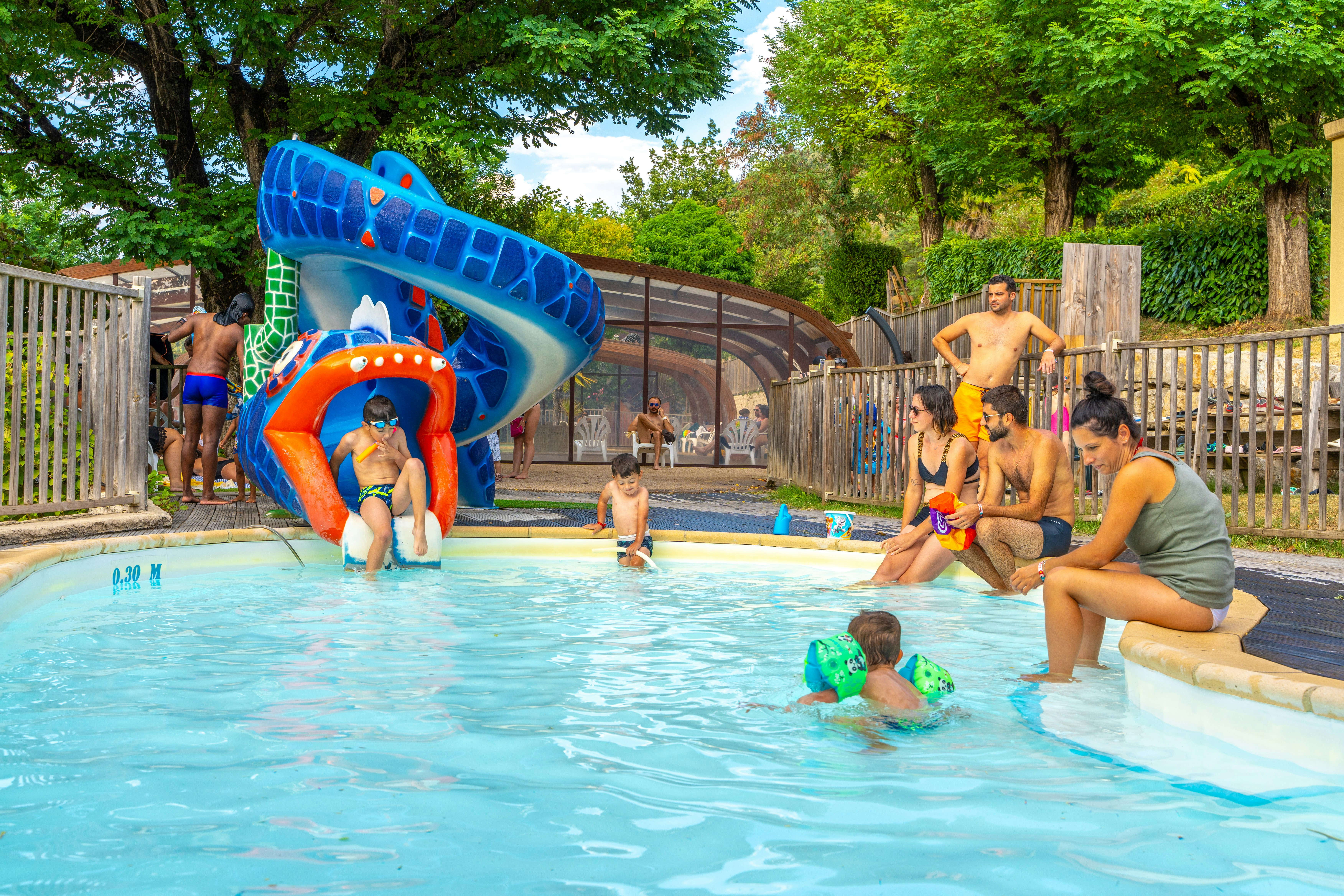 Camping Domaine des Plantas - Freibad mit Rutsche für Kinder auf dem Campingplatz