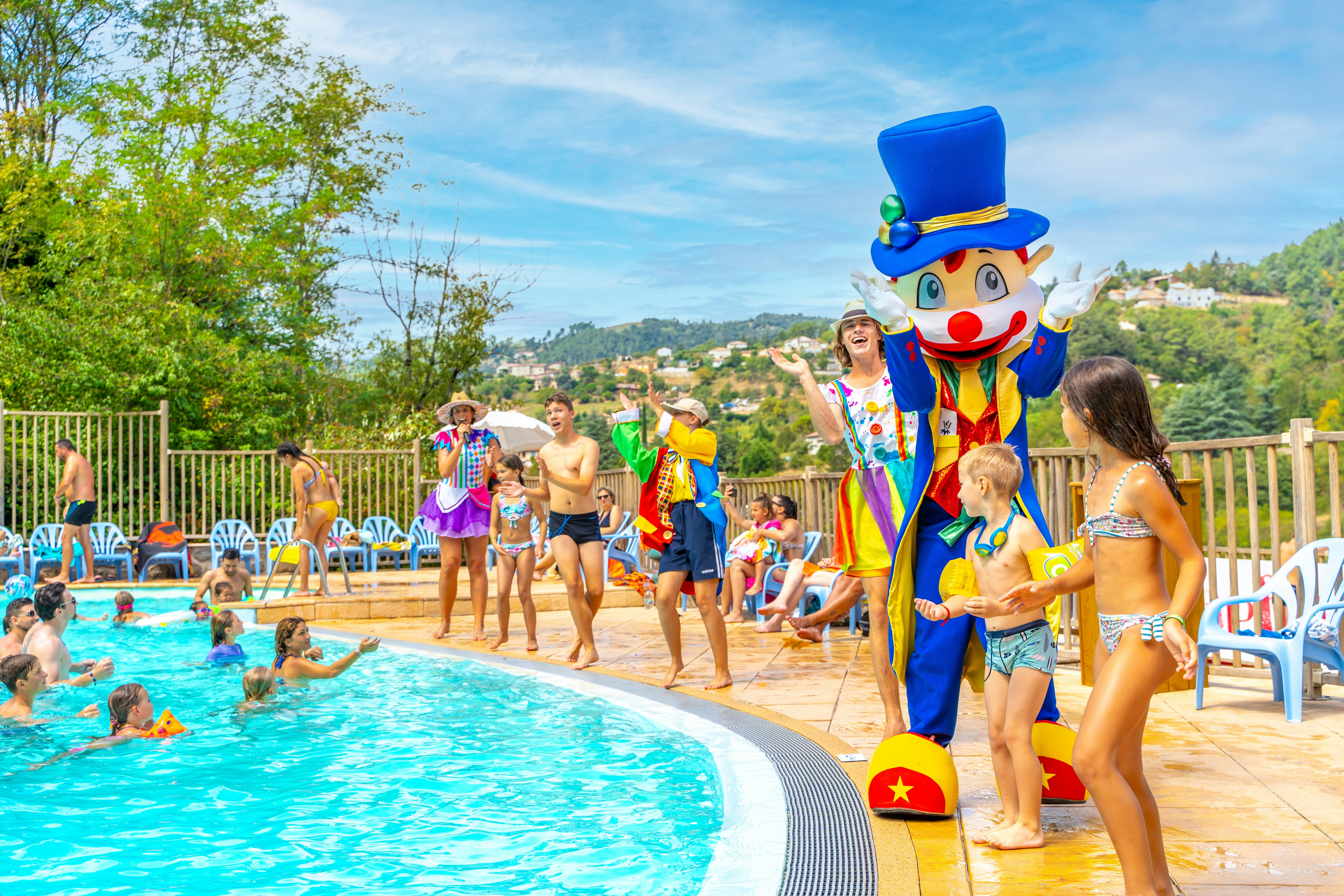 Camping Domaine des Plantas - Kinderanimation am Freibad des Campingplatzes